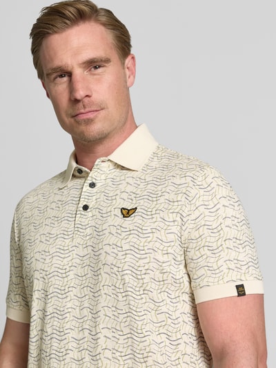 Männermodel trägt Slim Fit Poloshirt im Allover-Look von PME Legend mit Label-Stitching im Baumwoll-Elasthan-Mix, Nahaufnahme Oberkörper