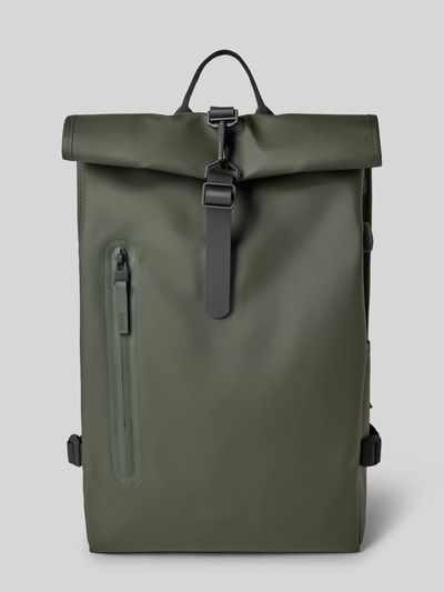 Produktfoto, olivgrüner Rolltop Rucksack mit Reißverschlusstasche von RAINS, Karabinerhaken, Tragehenkel, verstellbare Schulterriemen, 31x61x15 cm, wasserabweisende, matte Textur