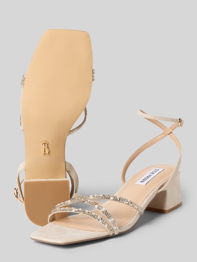 Produktfoto, Sandaletten mit Strasssteinbesatz Modell 'Gabby' von Steve Madden, beżowy kolor, zaokrąglony krój, gładka podeszwa, obcas 5 cm, szerokość cholewki 6 cm.