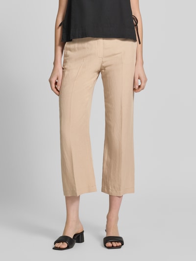Frauenmodel trägt Stoffhose mit Bügelfalten Modell 'OLESSA' von Raffaello Rossi, Viskose-Mix mit Leinen-Anteil, 7/8-Länge, französische Eingrifftaschen, Haken- und Reißverschluss, helle Beige-Töne, glatte leichte Textur, Ganzkörperansicht von vorne.