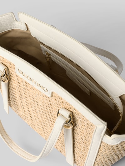 Produktfoto, Handtasche in Flecht-Optik Modell 'Demetra' von VALENTINO BAGS in Beige und Offwhite, Logo-Detail, Hauptfach mit Reißverschluss, 35x22x8 cm, abnehmbarer Schulterriemen, strukturierte Oberfläche