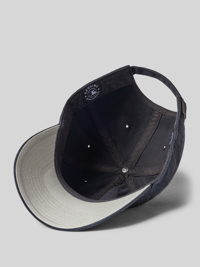 Produktfoto, Basecap aus reiner Baumwolle Modell 'NEYYAN' von '47 in Schwarz mit Stickerei, verstärktem Schirm und Luftlöchern, klassische Passform, verstellbarer Verschluss