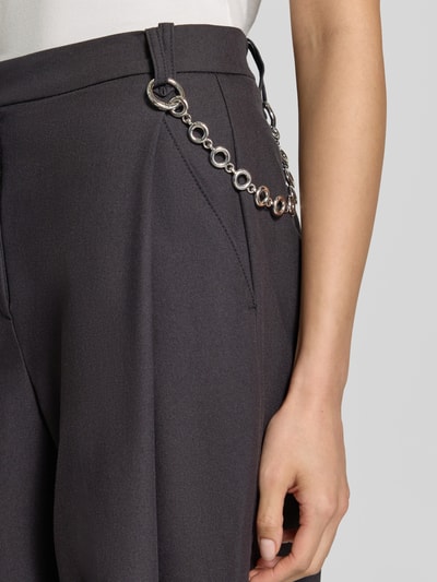 Frauenmodel trägt Regular Fit Barrel Leg Hose mit Viskose-Anteil Modell 'Hentessa-1' von HUGO in Dunkelgrau, Twill-Struktur, Detailaufnahme