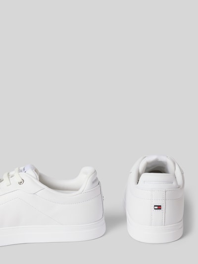 Produktfoto, Low Top Sneaker aus echtem Leder von Tommy Hilfiger, białe, jednolite, zaokrąglony nosek, płaski obcas, logo, gładka tekstura, sznurowane, podeszwa z fakturą, wykonane z prawdziwej skóry