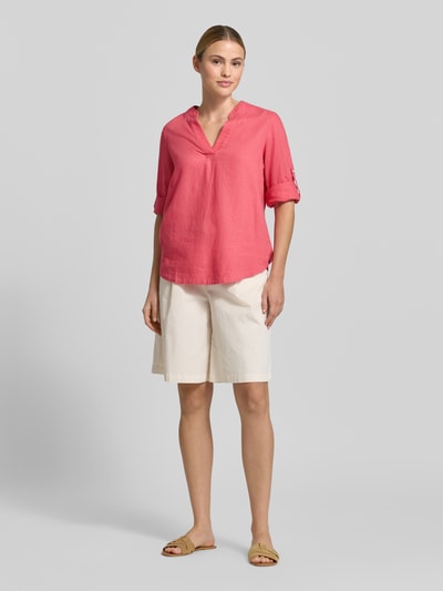 Frauenmodel trägt Relaxed Fit Tunika aus Leinen-Viskose-Mix von s.Oliver RED LABEL, Farbe Pink, Optik: Unifarben, 3/4-Arm mit Manschette, Tunika-Kragenform, V-Ausschnitt, Passform: Relaxed-Fit, Ganzkörperansicht von vorne.
