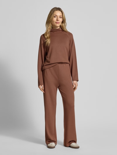 Frauenmodel trägt Regular Fit Sweatpants aus Viskose-Mix von s.Oliver RED LABEL in Braun, unifarben, elastischer Bund, Ganzkörperansicht von vorne.
