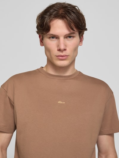 Männermodel trägt T-Shirt mit Label-Stitching von BLKVIS in Braun, Reine Baumwolle, Regular-Fit, Rundhalsausschnitt, Nahaufnahme Oberkörper.