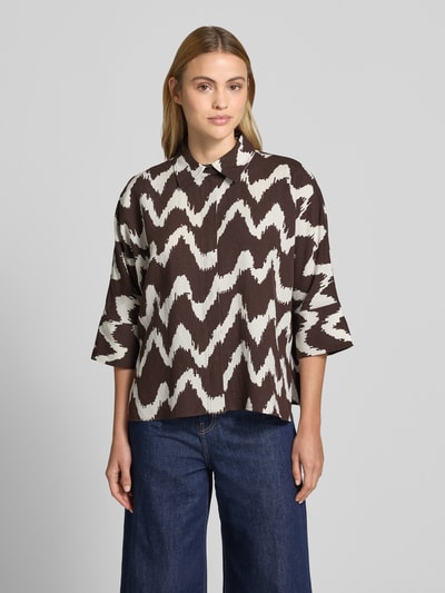 Frauenmodel trägt Bluse aus Viskose-Mix mit 3/4-Arm Modell 'FAWEN' von OPUS PANTS im Straight Fit, Hemdblusenkragen, Frontansicht, Damen Bluse, Leinen-Viskose-Anteil, verdeckte Knopfleiste, Rückenlänge 60 cm bei Größe 36, Ärmellänge 38 cm.