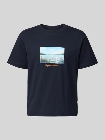 Productfoto, T-shirt met ronde hals model 'JORNORREBRO' van Jack & Jones, recht model van puur katoen, donkerblauw met fotoprint voorzijde, ruglengte maat M 65 cm.