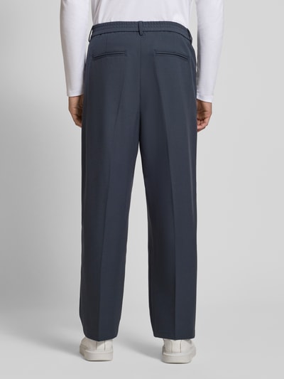 Männermodel trägt Straight Fit Hose mit Viskose-Anteil Modell 'Grant' von Casual Friday in Dunkelblau, Teilelastischer Bund, Ganzkörperansicht Rückansicht, Kontext: Elastischer Material-Mix, Bügelfalten, Knopf- und Reißverschluss