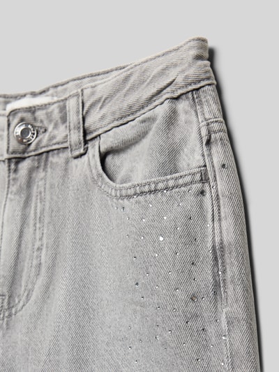 Produktfoto, graue Jeans mit 5-Pocket-Design von Mango aus Reine Baumwolle, Gerader-Schnitt, Detailaufnahme mit sichtbarer Textur