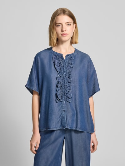 Frauenmodel trägt Relaxed Fit Bluse in Denim-Optik mit Rüschen von Milano Italy aus Lyocell, Rundhalsausschnitt, Knopfleiste, Ganzkörperansicht von vorne.