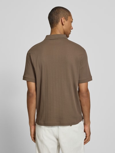 Męski model nosi Regular Fit Poloshirt reiner Baumwolle Modell 'COLE' od SELECTED HOMME, brązowy, strukturalny, krótki rękaw, widok całej sylwetki z tyłu.