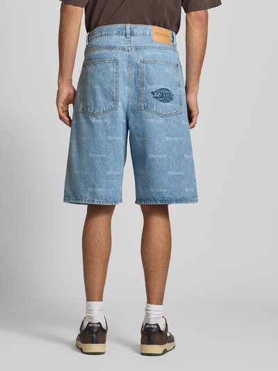 REVIEW Baggy Fit Jeansshorts im 5-Pocket-Design Hellblau 5