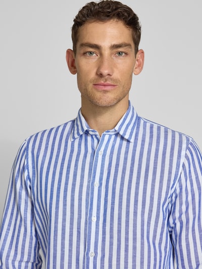 Männermodel trägt Slim Fit Business-Hemd aus Leinen-Mix mit Kentkragen von Jake*s, blau-weiß gestreift, Baumwoll-Anteil, Nahaufnahme Oberkörper.