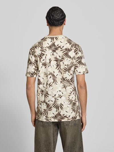 Männermodel trägt Regular Fit T-Shirt aus reiner Baumwolle Modell 'PERRY' von Only & Sons mit Optik:Allover-Muster, Ganzkörperansicht Rückansicht.