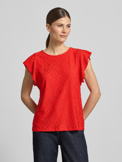 Frauenmodel trägt Damen T-Shirt von Vero Moda, Modell 'TASSA', Optik: Unifarben, Passform: Regular-Fit, Rundhals-Ausschnitt, Kurzarm, Ärmelabschluss: Frill, Materialverarbeitung: Stretch, leuchtend rot mit Lochmuster und feiner Struktur, Ganzkörperansicht von vorne.