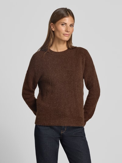 Frauenmodel trägt braunen Strickpullover mit Rundhalsausschnitt Modell 'Festina Hope' von MSCH Copenhagen, Woll-Mix, Regular Fit, Ganzkörperansicht von vorne.