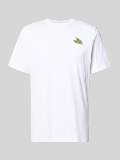 Produktfoto, Regular Fit T-Shirt mit Motiv-Print auf der Rückseite von The North Face, reine Baumwolle, weiß, Rundhalsausschnitt, Label-Detail.