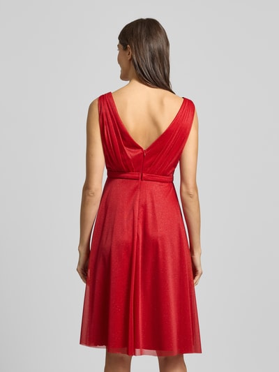 Modelka kobieca nosi Regular Fit Kleid mit Glitzer-Mesh od TROYDEN COLLECTION, krój regular fit, błyszcząca siateczka, długość do kolan, taliowany krój, bez rękawów, dekolt w serek, długość tyłu w rozmiarze 36: 58 cm, szerokość w rozmiarze 36: 37 cm, widok całej sylwetki od tyłu.