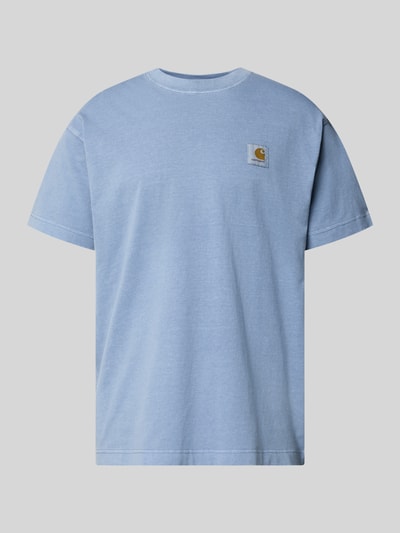Produktfoto, hellblaues T-Shirt mit Label-Detail Modell 'Nelson' von Carhartt Work In Progress aus reiner Baumwolle und Relaxed Fit, glatte Textur.