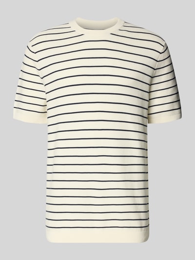 Produktfoto, T-Shirt mit geripptem Rundhalsausschnitt von MCNEAL in Weiß mit dünnen, schwarzen Streifen, Regular Fit, Rückenlänge 74 cm.