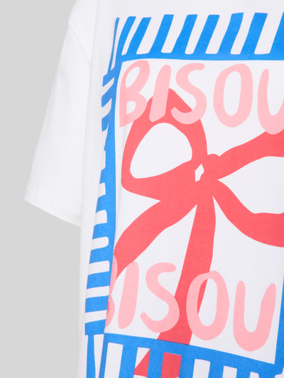 Vrouwenmodel draagt Relaxed Fit Schlafshirt mit Motiv-Print van Skiny in wit met blauw-roze motiefprint en ronde hals, katoenmix, detailopname bovenlichaam.
