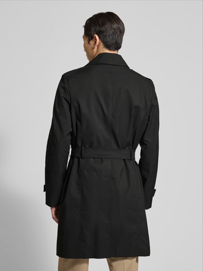 Męski model nosi Regular Fit Trenchcoat mit Reverskragen Modell 'Aberdeen' od CINQUE, czarny, materiał gładki, widok całej sylwetki z tyłu.