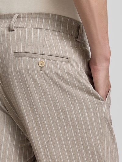 Männermodel trägt Hose mit Label-Detail Modell 'Orlando' von CG - Club of Gents aus Material-Mix mit Viskose-Anteil, Detailaufnahme.
