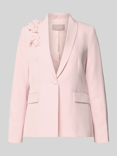 Produktfoto, Regular Fit Blazer mit floralen Applikationen von Christian Berg Woman Selection aus Elastischer-Material-Mix in zartem Rosa, Reverskragen, Knopf, zwei Pattentaschen, glatte Oberfläche, moderne Optik, Rückenlänge 64 cm, Brustweite 44 cm, Ärmellänge 61 cm.