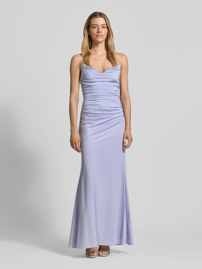 Frauenmodel trägt Abendkleid mit Raffungen von Laona in zartem Fliederton, taillierte Passform, glatte Textur, Ganzkörperansicht von vorne. Rückenlänge bei Größe 36: 134 cm, Brustweite: 32 cm, Rückenausschnitt, Schnürverschluss.