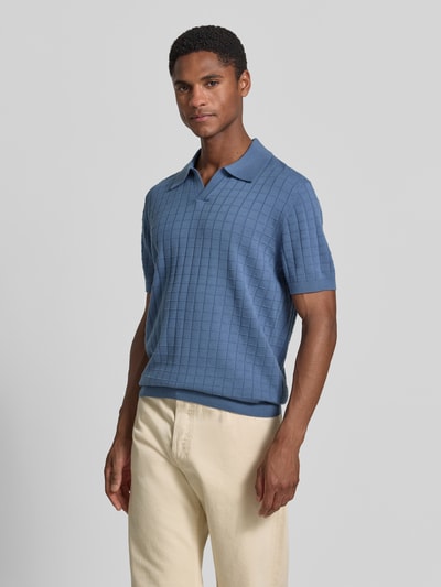 Męski model nosi Regular Fit Poloshirt mit Strukturmuster od Christian Berg Men, niebieski, bawełna, widok całej sylwetki z przodu.