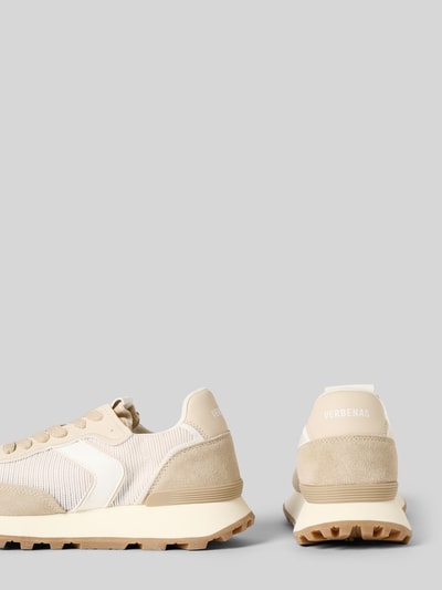 Produktfoto, Sneaker mit Label-Details Modell 'CLODETTE DINAN' von Verbenas, abgerundete Form, Schnürung, profilierte Sohle, beige-cremefarbene Texturen, Absatzhöhe 3 cm, Schafthöhe und Schaftweite 9 cm Größe 40, Damen Sneaker