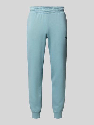 Produktfoto, Sweatpants mit elastischem Bund von PUMA PERFORMANCE in Hellblau aus Baumwoll-Mix mit Eingrifftaschen, Label-Stitching, lockerer Schnitt, Innenbeinlänge 75 cm bei Größe M.