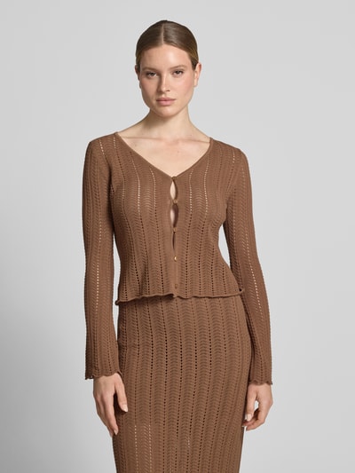 Frauenmodel trägt Cardigan mit V-Ausschnitt und Knopfleiste von Rich & Royal aus reine Baumwolle, Straight Fit, Ajour-Strick, Trompetenärmel, braun, Nahaufnahme Oberkörper.