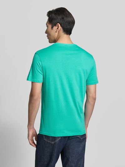Männermodel trägt T-Shirt mit Logo-Patch und Rundhalsausschnitt von Emporio Armani in Modern Fit aus Reine Baumwolle, Rückenlänge 69 cm, Ganzkörperansicht Rückansicht.