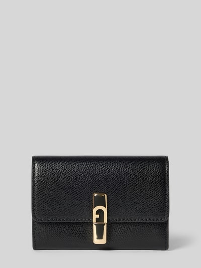 Produktfoto, Card Case mit Einsteckfächern Modell 'IRIDE' von FURLA aus schwarzem, fein genarbtem Leder, goldfarbener Verschluss, Damenaccessoire.