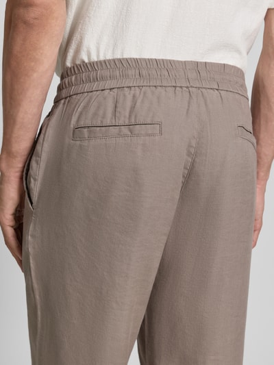 Männermodel trägt Straight Fit Schmale Hose aus Leinen-Lyocell-Mix Modell 'CINO' von HUGO, Optik: Unifarben, Nahaufnahme Rückansicht.