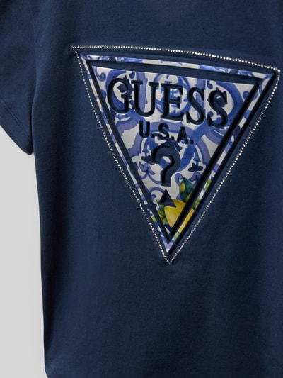 Productfoto, T-Shirt met strasssteentjes en logo-print van Guess, donkerblauw katoenmix, stretch, ronde hals, relaxed fit, verlengd achterpand