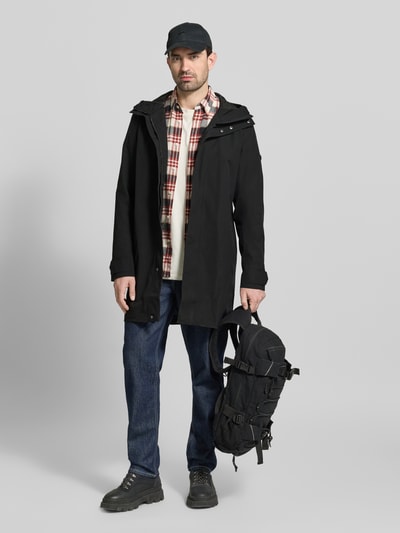 Męski model nosi czarną Parka mit Ärmelriegeln Modell 'GEORGE' von Didriksons, krój regular fit, kaptur, widoczne detale tekstury, Ganzkörperansicht von vorne, długość tyłu 94 cm, szerokość ramion w rozmiarze M: 45 cm, szerokość klatki piersiowej w rozmiarze M: 55 cm, długość rękawów w rozmiarze M: 67 cm.