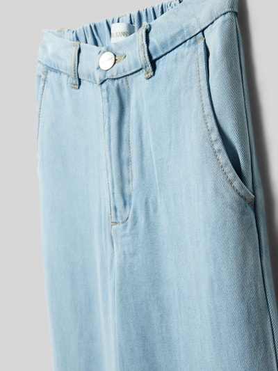 Produktfoto, Wide Fit Jeans aus reinem Lyocell Modell 'Alya' von CARS JEANS, kinder Jeans in hellem Blau, sichtbare Eingrifftaschen vorn, Teilelastischer Bund mit Knopf- und Reißverschluss, strukturierte, glatte Oberfläche, Bundweite bei Größe 140 beträgt 29 cm, Innenbeinlänge 66 cm.