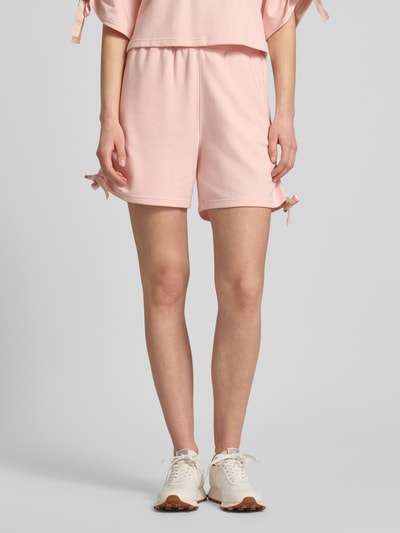 Frauenmodel trägt Regular Fit Sweatshorts mit Baumwoll-Anteil von HUGO, Optik: Unifarben, Applikation: Label-Print, Materialverarbeitung: Sweat, Raffung mit Tunnelzug, Bundabschluss: elastisch, seitliche Eingrifftaschen, Ganzkörperansicht von vorne.