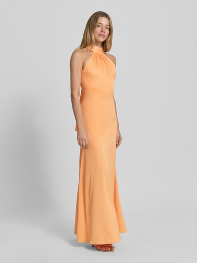 Frauenmodel trägt Neckholder-Maxikleid mit rückseitigem Reißverschluss von Lipsy aus Material-Mix mit Stretch-Anteil, figurbetonter Schnitt, dezente Pfirsichfarbe, glatte Struktur, Rückenlänge bei Größe 36: 149 cm, Brustweite: 41 cm, Ganzkörperansicht von vorne.