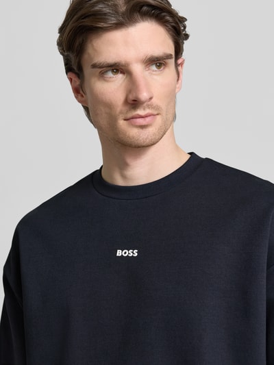 Männermodel trägt Regular Fit Sweatshirt aus Baumwoll-Mix Modell 'STENSON' von BOSS Green, unifarben, Nahaufnahme Oberkörper.