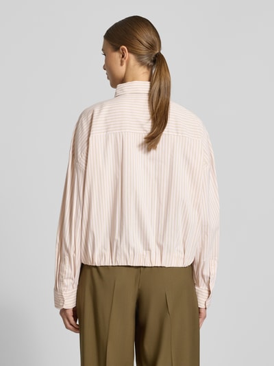 Vrouwenmodel draagt Regular Fit Hemdbluse mit Hemdblusenkragen van OPUS in lichtroze met witte strepen, langemouw, elastische zoom, rechte sportmanchetten, katoenmengsel, doorlopende knoopsluiting; ruglengte 53 cm, mouwlengte 58 cm, Ganzkörperaanzicht achteraan.