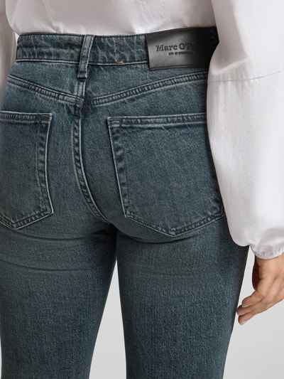 Vrouwenmodel draagt Skinny Fit Jeans met Used Waschung van MARC O'POLO, denim in medium wash en faded, 5-pocket, detailopname.