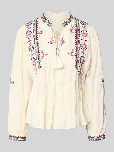 Produktfoto, Tunikabluse mit Motiv-Stitching Modell 'TILT' von Bash aus reiner Viskose, taillierter Schnitt, Serafino-Ausschnitt, cremefarben mit rosa und blauen Stickereien, feine Textur, lange Ärmel, verspielte Details
