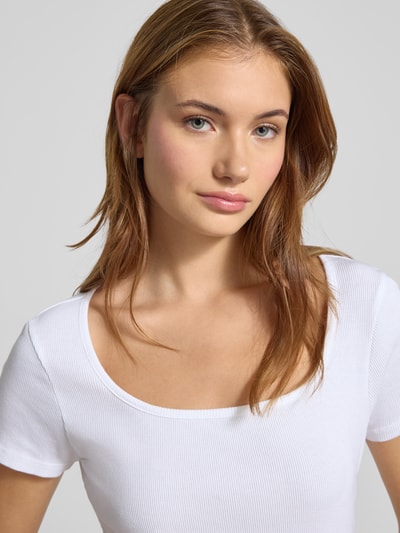 Levi's® T-shirt z detalem z logo i głębokim, okrągłym dekoltem Złamany biały 3