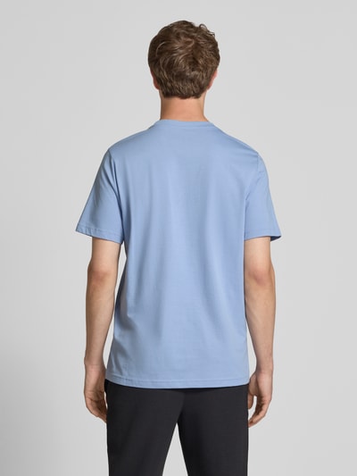 Männermodel trägt Regular Fit T-shirt mit logostitching van PUMA PERFORMANCE aus puur katoen, ronde hals, ruglengte maat M 67 cm, ganzkörperansicht rückansicht.
