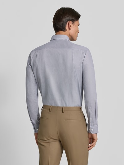 Männermodel trägt graues Regular Fit Businesshemd aus reiner bawełna Modell 'New Kent' von Seidensticker, Herren koszule biznesowe, Ganzkörperansicht Rückansicht